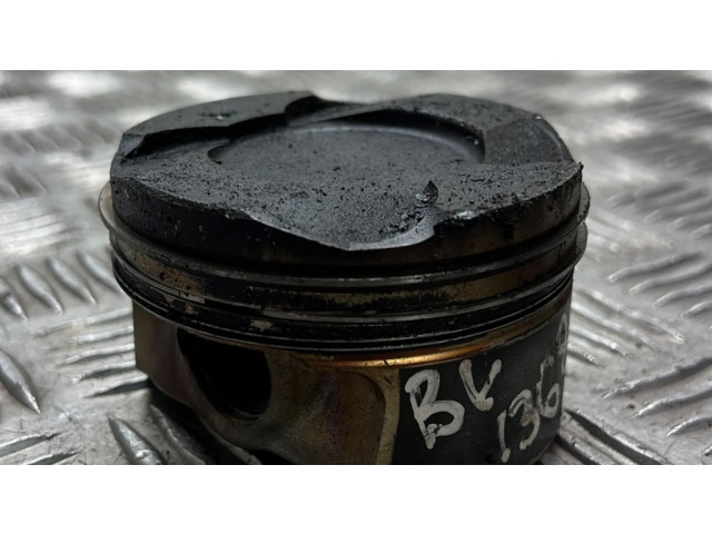 Píst 7624408, BV1368 BMW 5 F10 F11 3.0