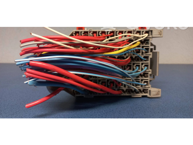 Блок предохранителей  9162439   Volvo V70    