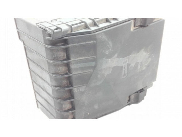 Крышка блока предохранителей 1K0937132F Audi Q3 8U