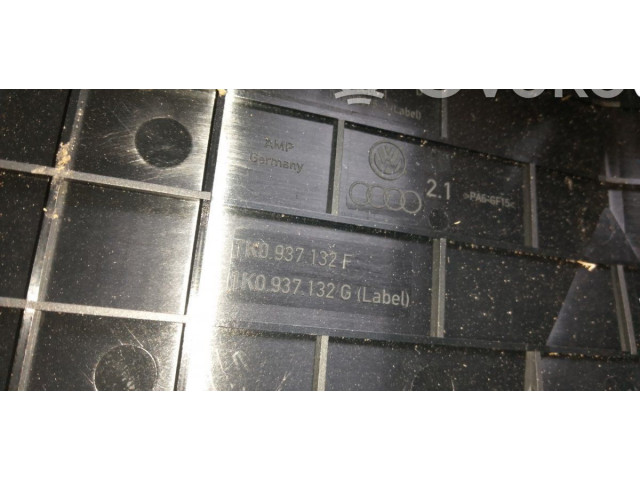   Pojistková skříňka 1K0937132F, 8H200310   Volkswagen Tiguan 2010