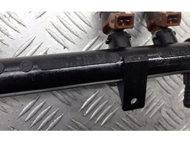 Топливная рампа 047133321J Skoda Fabia Mk1 (6Y)