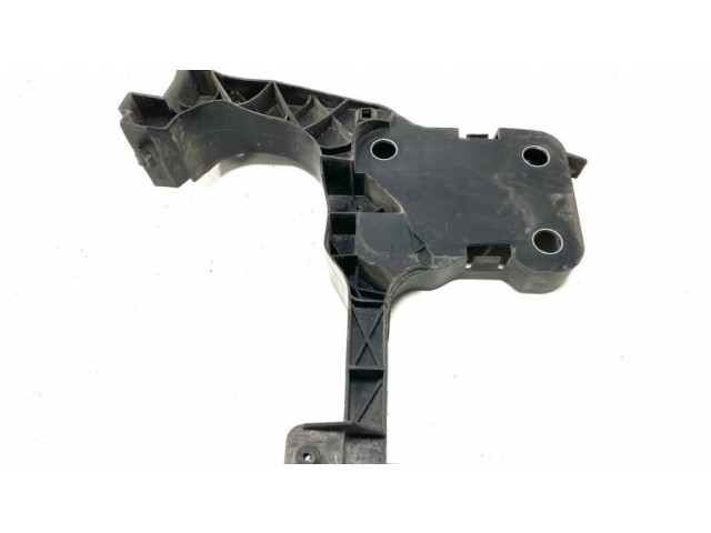 Передний держатель бампера