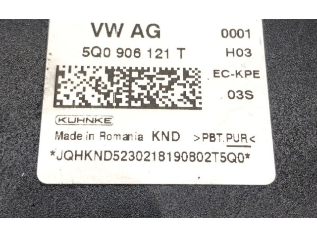 Блок управления 5Q0906121T Skoda Octavia Mk4