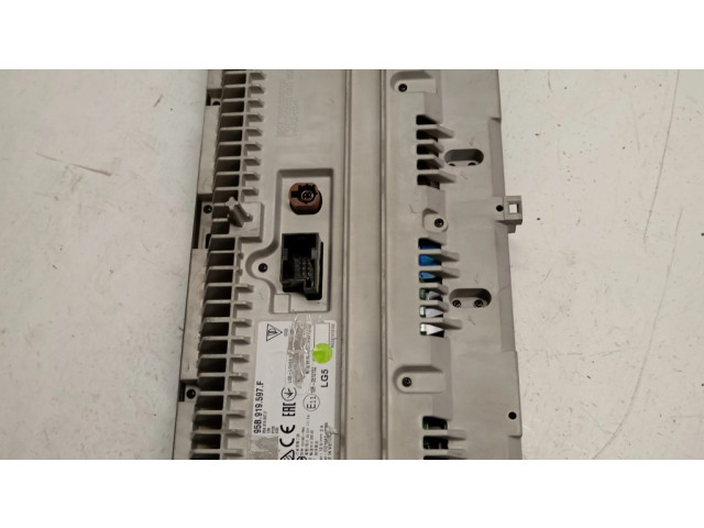 Радио/ проигрыватель CD/DVD / навигация