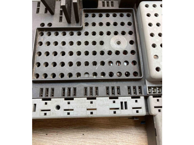 Блок предохранителей 9441584, 9441582   Volvo S80