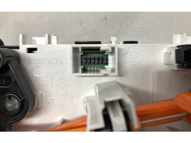 Блок управления климат-контролем    Peugeot 2008 I