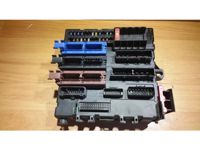 Блок предохранителей 13170888 Opel Vectra C