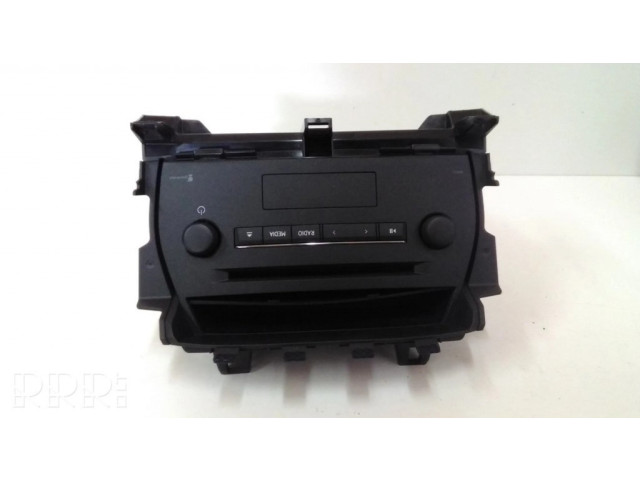 Радио/ проигрыватель CD/DVD / навигация