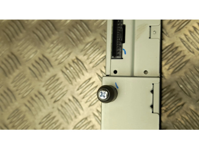 Радио/ проигрыватель CD/DVD / навигация