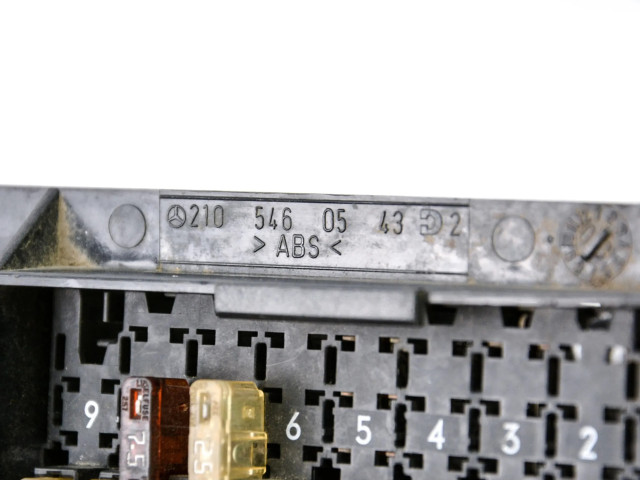 Pojistková skříňka 2105460543, A2105460543 Mercedes-Benz E W210 1995