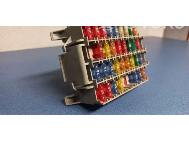 Блок предохранителей  9162439   Volvo V70    