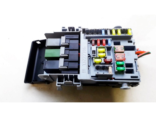 Блок предохранителей 13222786 Chevrolet Orlando