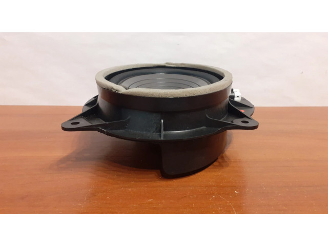 Громкоговоритель (громкоговорители) в передних дверях