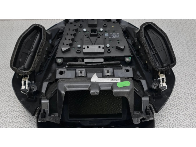 Радио/ проигрыватель CD/DVD / навигация