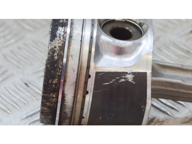 Píst 132010R011, 131010R060 Toyota RAV 4 (XA30) pro naftový motor 2.2