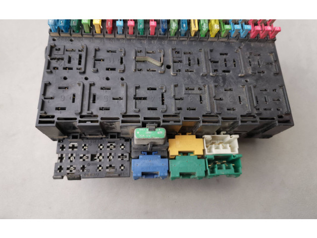 Блок предохранителей 357937039 Audi 80 90 B3