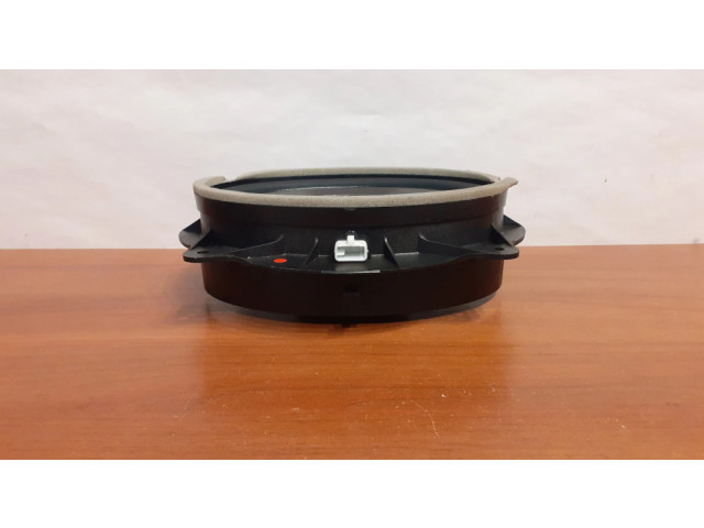 Громкоговоритель (громкоговорители) в передних дверях