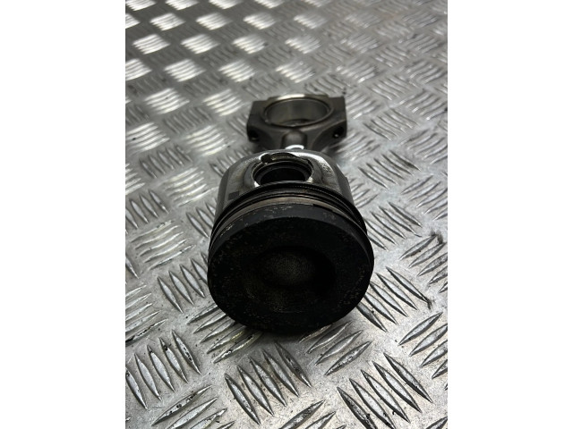 Píst 11257812585 BMW 5 F10 F11 pro naftový motor 3.0