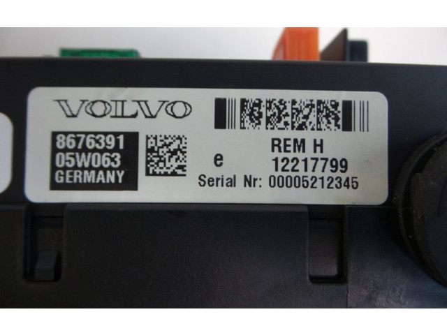 Блок предохранителей 8676391, 8676391 Volvo V70