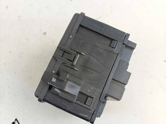 Блок предохранителей  P68068355AC   Fiat Freemont    