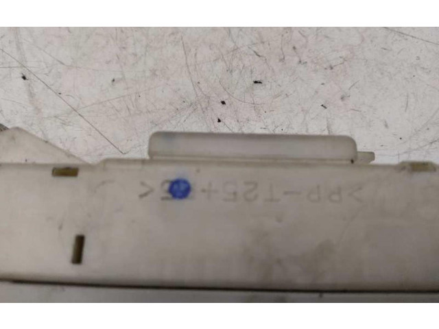 Блок предохранителей 8273053020   Lexus IS 200-300    