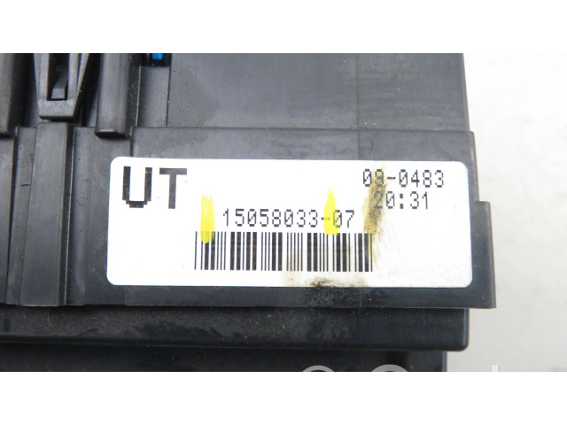   Pojistková skříňka 15058033   Hummer H2 2003