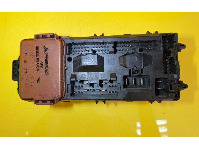 Блок предохранителей MB953355, MR318828 Mitsubishi Carisma