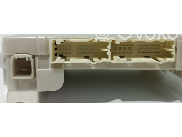 Pojistková skříňka Řídící jednotka BSM 8273052K40 Toyota Yaris 2019