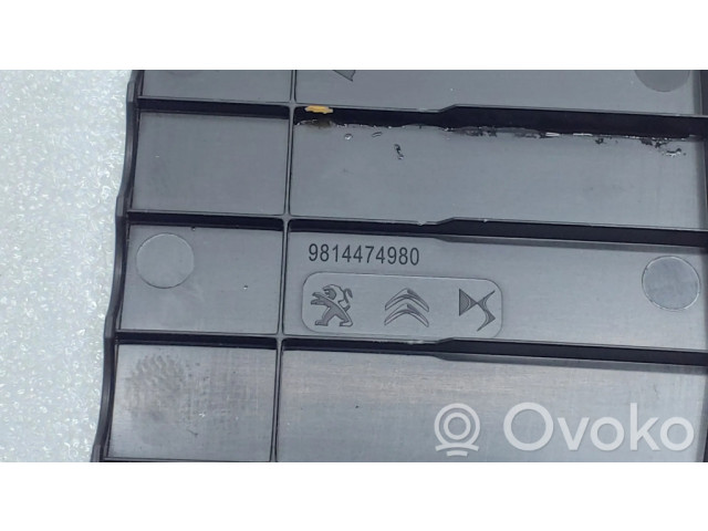 Другая деталь отсека двигателя