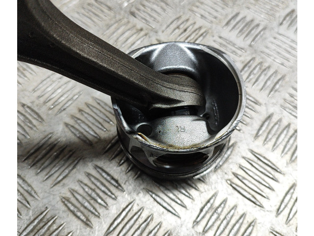  Поршень D 4204 T14 31430898, 31375187  Volvo V60  