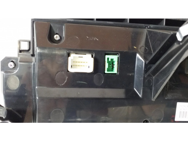 Радио/ проигрыватель CD/DVD / навигация