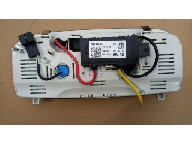 Фонарь освещения передних мест