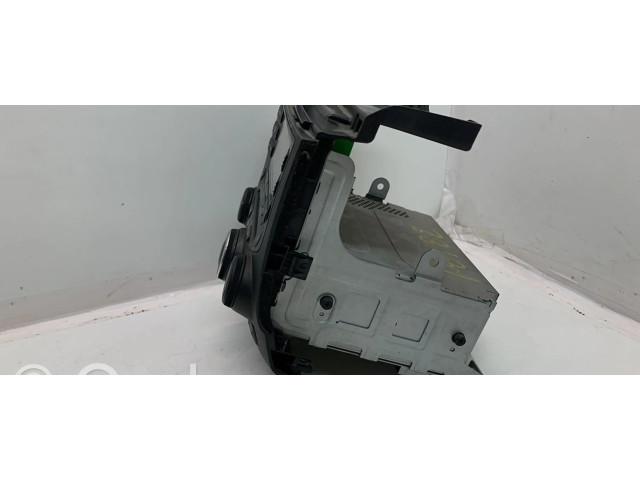 Радио/ проигрыватель CD/DVD / навигация