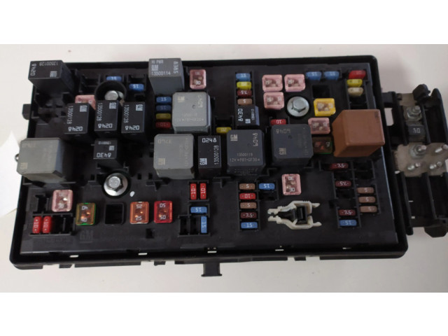 Блок предохранителей 13275881, 15584129808   Opel Insignia A    