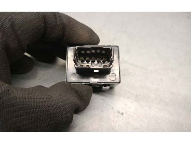 Pojistková skříňka 8198060130, 8198160010 Toyota Land Cruiser (J200) 2015