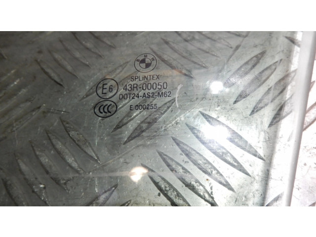 Основное стекло передних дверей (четырехдверного автомобиля)