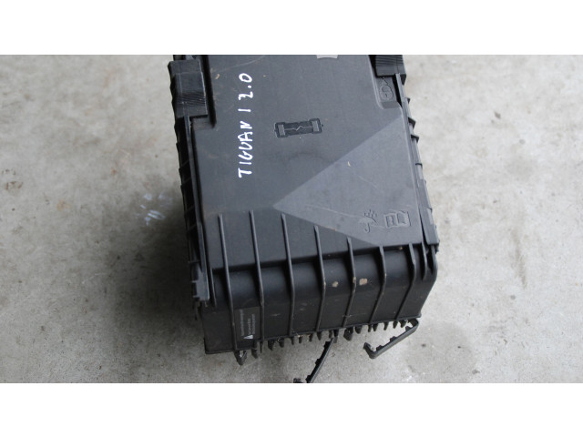   Pojistková skříňka 1K0937629A, 140KM   Volkswagen Tiguan 2009