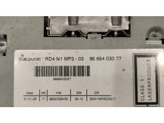 Радио/ проигрыватель CD/DVD / навигация