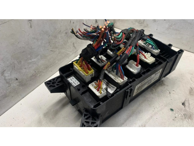 Блок предохранителей 911613E040   KIA Sorento    