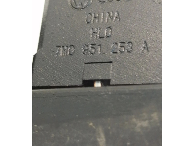 Pojistková skříňka 7M0951253A Volkswagen Transporter - Caravelle T5 2007