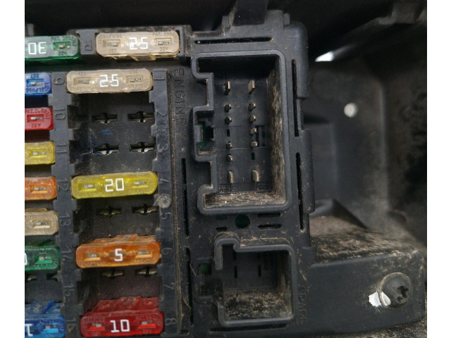 Блок предохранителей 9494210 Volvo V70