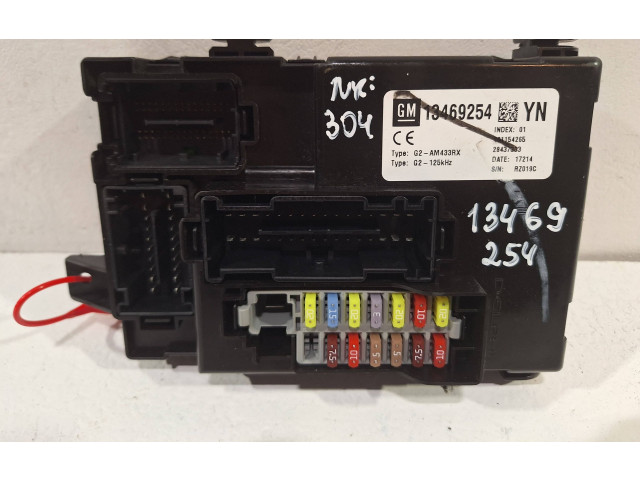 Блок предохранителей 13469254 Opel Meriva B