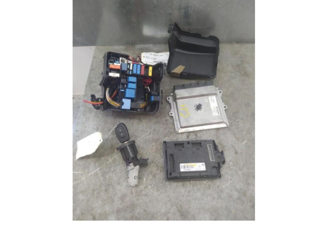 Блок предохранителей 681037125R Dacia Sandero