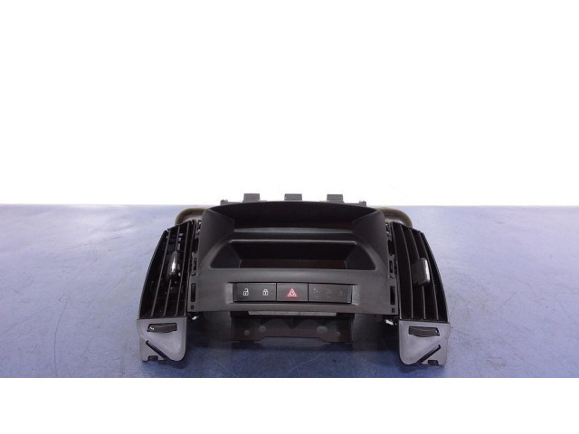 Радио/ проигрыватель CD/DVD / навигация