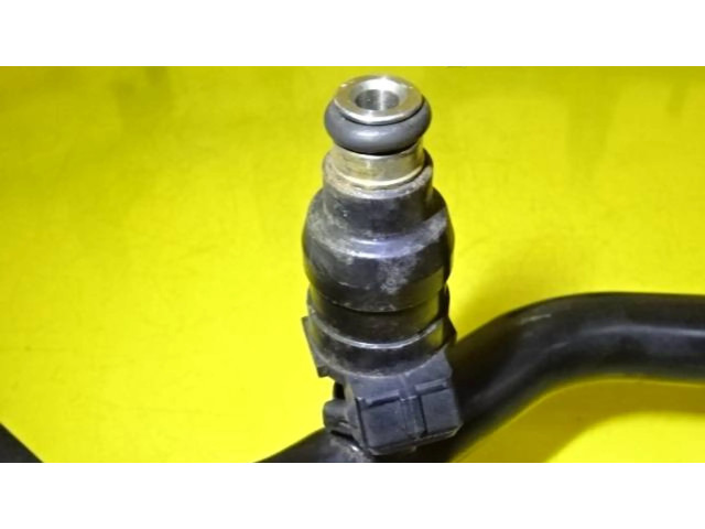 Vstřikovací lišta 1747406 BMW 7 E38 pro benzínový motor 3.5