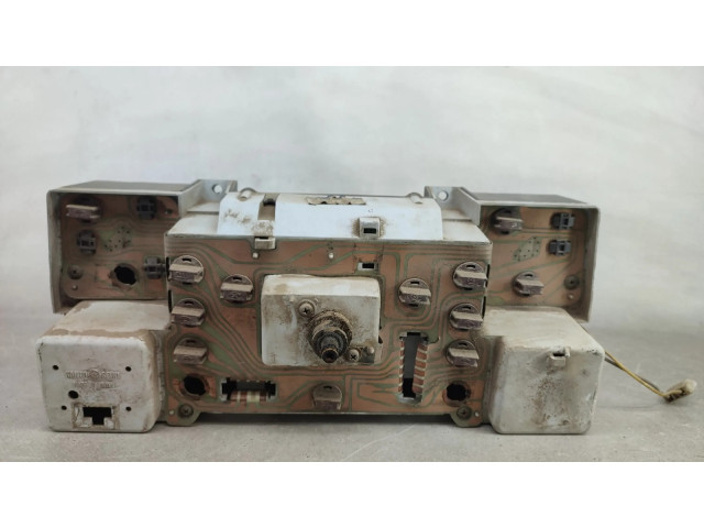 Přístrojová deska Nissan PickUp Y720 1981