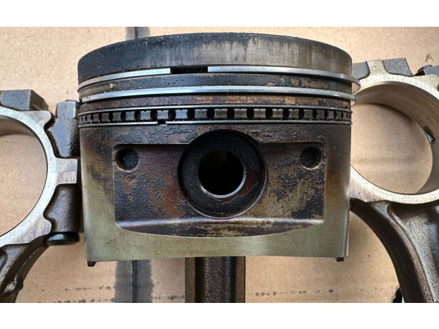 Píst MD152563, MD119671   Mitsubishi Pajero     