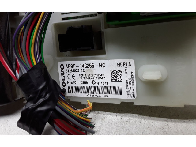 Блок предохранителей 31254837, AG9T14C256HC   Volvo V70    