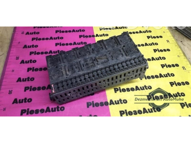 Блок предохранителей 357937039, 357937039.   Volkswagen Golf III    