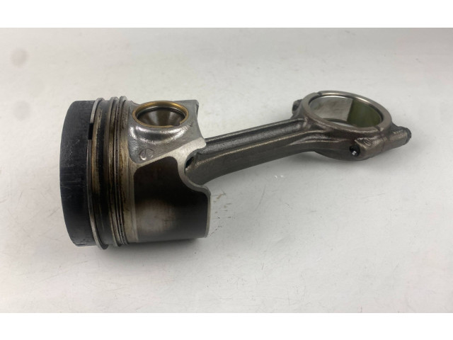  Поршень с шатуном  02604LA, 04LADE  Audi A3 S3 8V  